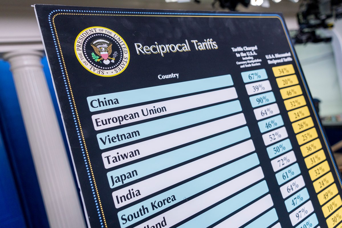 Таблица с предложенными Трампом тарифами для каждой страны, Белый дом, Вашингтон, округ Колумбия, США, 3 апреля 2025 года. Фото: Shawn Thew / EPA