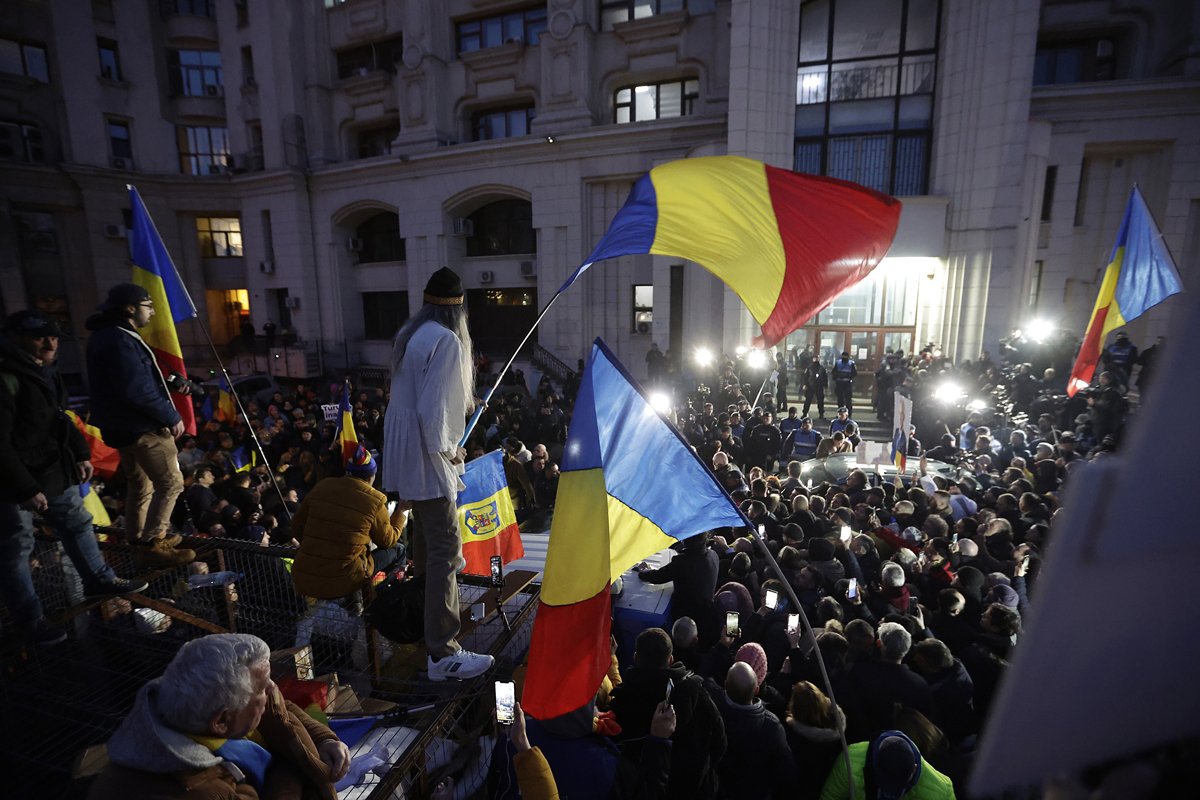 Сторонники Кэлина Джорджеску перед зданием Генпрокуратуры, Бухарест, 26 февраля 2025 года. Фото: Robert Ghement / EPA