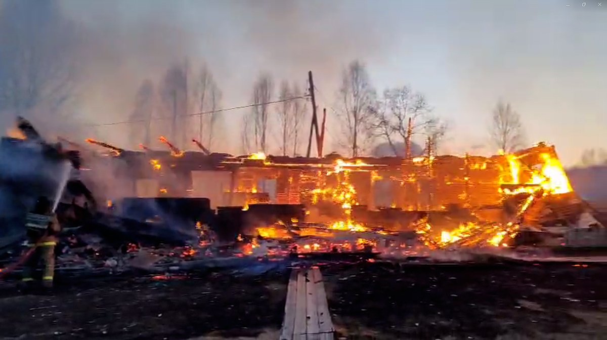 Горящий дом в Хакасии. Фото: кадр из видео администрации Нижнеудинского района
