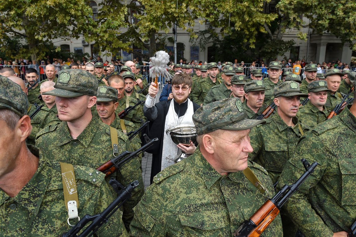 Священник благословляет мобилизованных в российскую армию, Севастополь, 27 сентября 2022 года. Фото: Виктор Коротаев / Коммерсантъ / Sipa USA / Vida Press