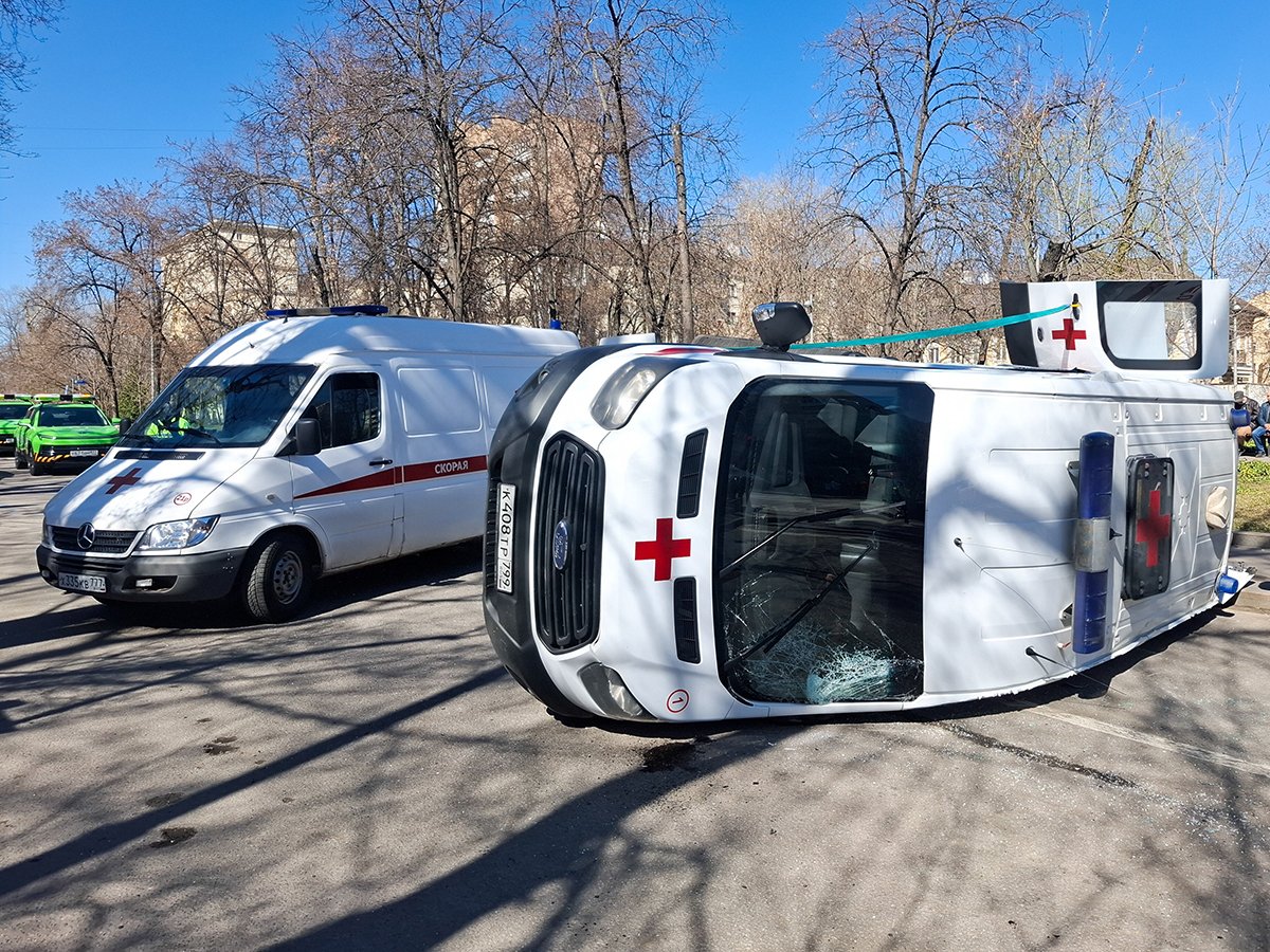 Последствия ДТП с участием машины скорой помощи и легкового автомобиля Mercedes, Москва, 4 апреля 2025 года. Фото: Агентство «Москва»