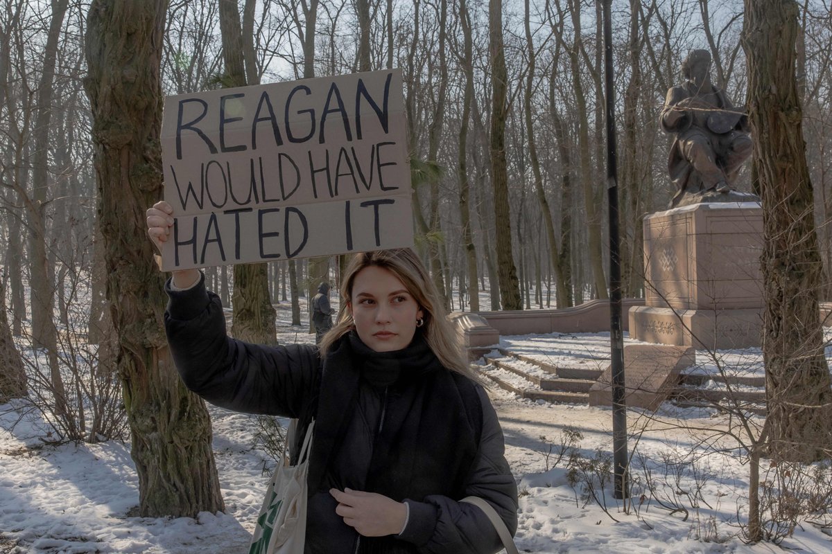 Участница акции Марина Тимченко напоминает американским журналистам о Будапештском меморандуме. Фото: Roman Pilipey / AFP / Scanpix / LETA
