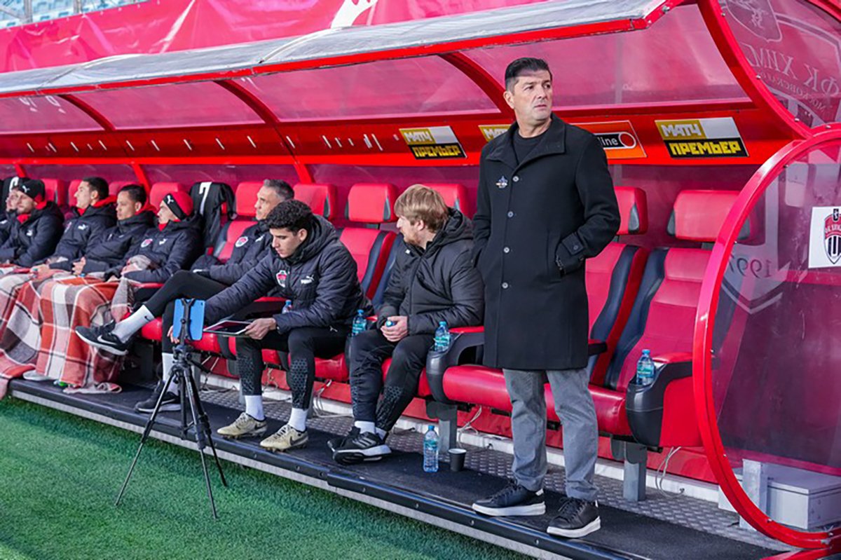 Франк Артига и футболисты ФК «Химки», 15 апреля 2025 года. Фото:  fckhimki.com