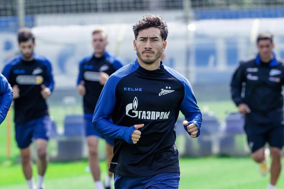 Роман Вега на тренировке футболистов Зенита, 4 июля 2025 года. Фото: Telegram / Футбольный клуб «Зенит»
