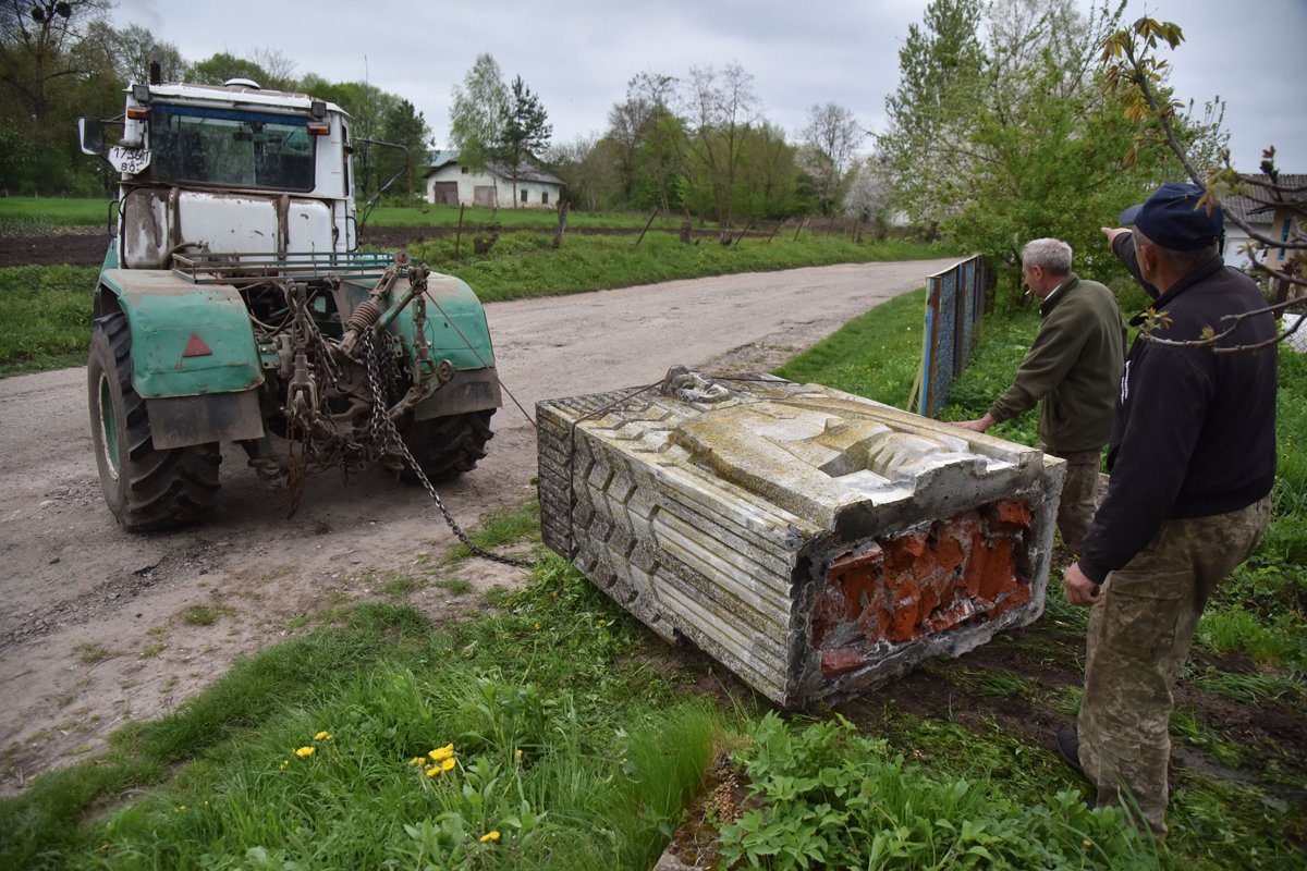 Трактор тянет советский монумент, Львовская область, 4 мая 2023 года. Фото: Pavlo Palamarchuk / SOPA Images / Sipa USA / Vida Press