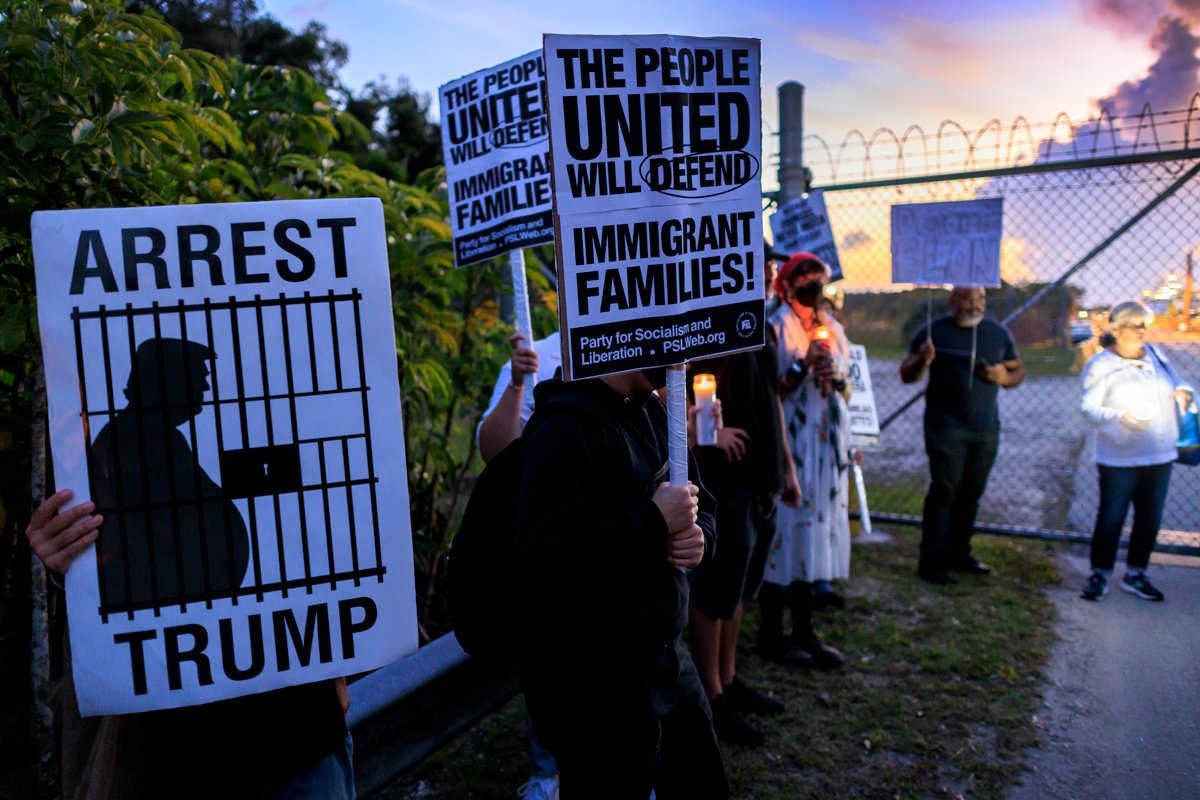 Протестующие у главных ворот центра обработки дел мигрантов Krome в Майами, Флорида, США, 24 мая 2025 года. Фото: Cristobal Herrera-Ulashkevich / EPA