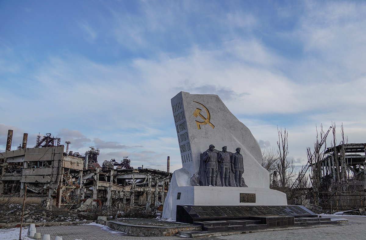 Отреставрированный памятник с надписью: «Подвиг никогда не умрет, люди хранят его в памяти» на территории разрушенного металлургического завода «Азовсталь» в Мариуполе, Украина, 16 февраля 2025 года. Фото: EPA-EFE