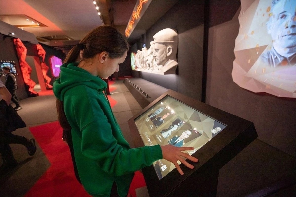 Экран с участниками войны в Украине в музее Победы на выставке «Zаветам Vерны», июль 2024 года. Фото:  страница музея в VK