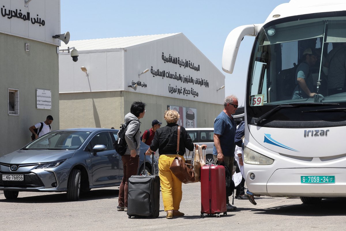 Иностранцы, выехавшие из Израиля, садятся в автобус на пограничном переходе «Мост Алленби», Иордания, 19 июня 2025 года. Фото: Alaa Al Sukhni / Reuters / Scanpix / LETA