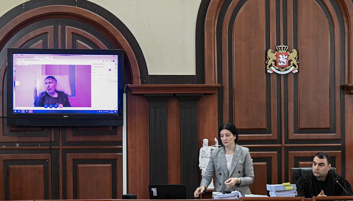 Бывший президент Грузии Михаил Саакашвили по видеосвязи из больницы во время рассмотрения вопроса о его освобождении по состоянию здоровья в Тбилисском городском суде, Грузия, 22 декабря 2022 года. Фото: Zurab Kurtsikidze / EPA-EFE