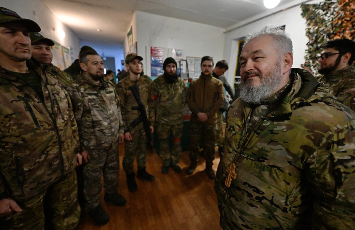 Протоиерей Димитрий Василенков во время беседы с военнослужащими, 15 марта 2025 года. Фото: Анатолий Жданов / Коммерсантъ / Sipa USA / Vida Press