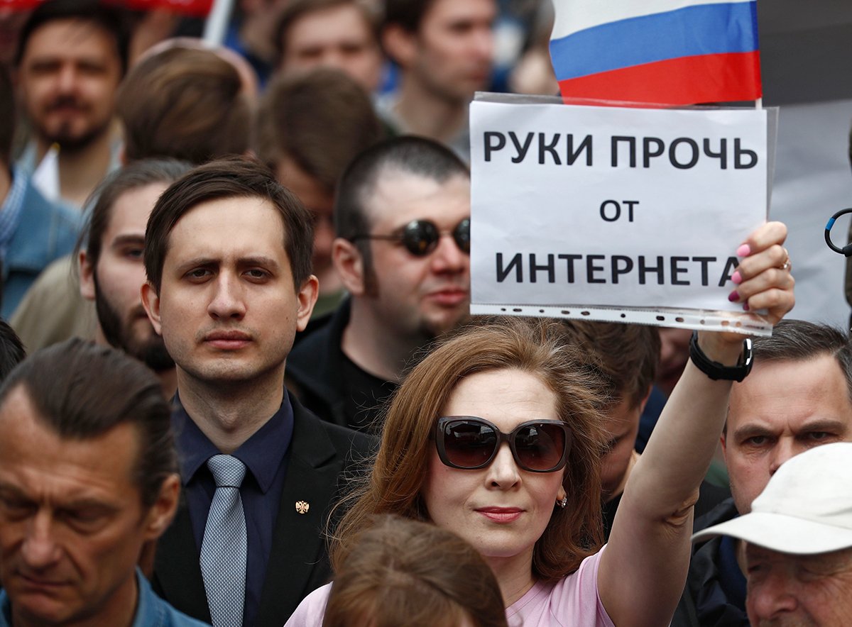 Женщина с баннером «Руки прочь от Интернета» во время митинга за свободный Интернет и в поддержку мессенджера Telegram, Москва, Россия, 30 апреля 2018 года. Фото: Сергей Ильницкий / EPA