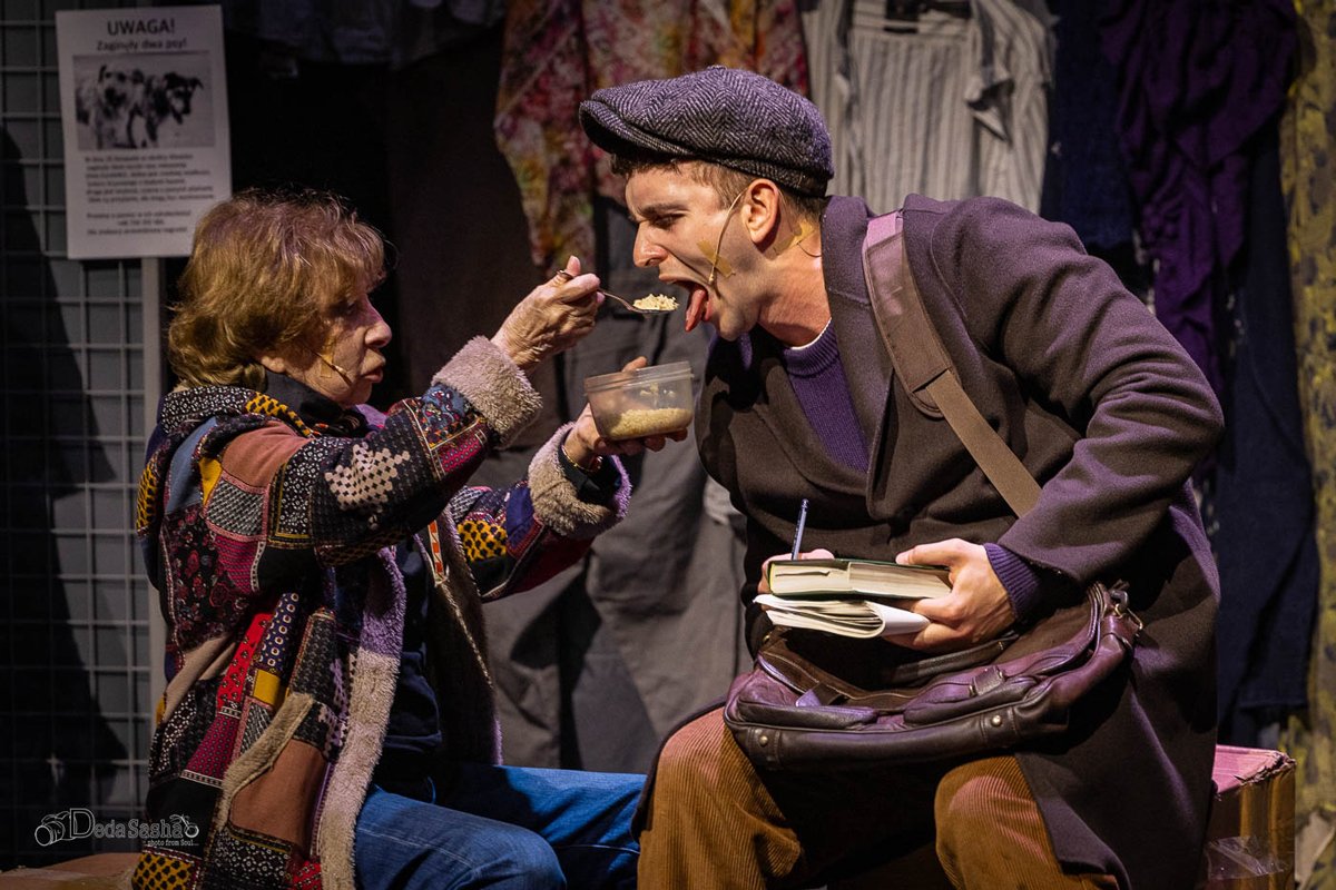 Лия Ахеджакова исполняет роль в спектакле «Веди свой плуг по костям мертвецов». Фото:  Александр Ханин