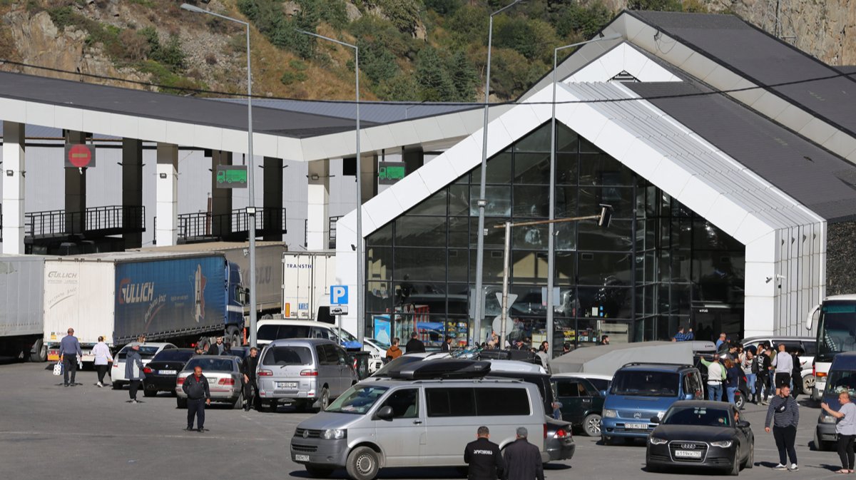 Десятки украинцев, выдворенных из России, попали в ловушку на границе с Грузией