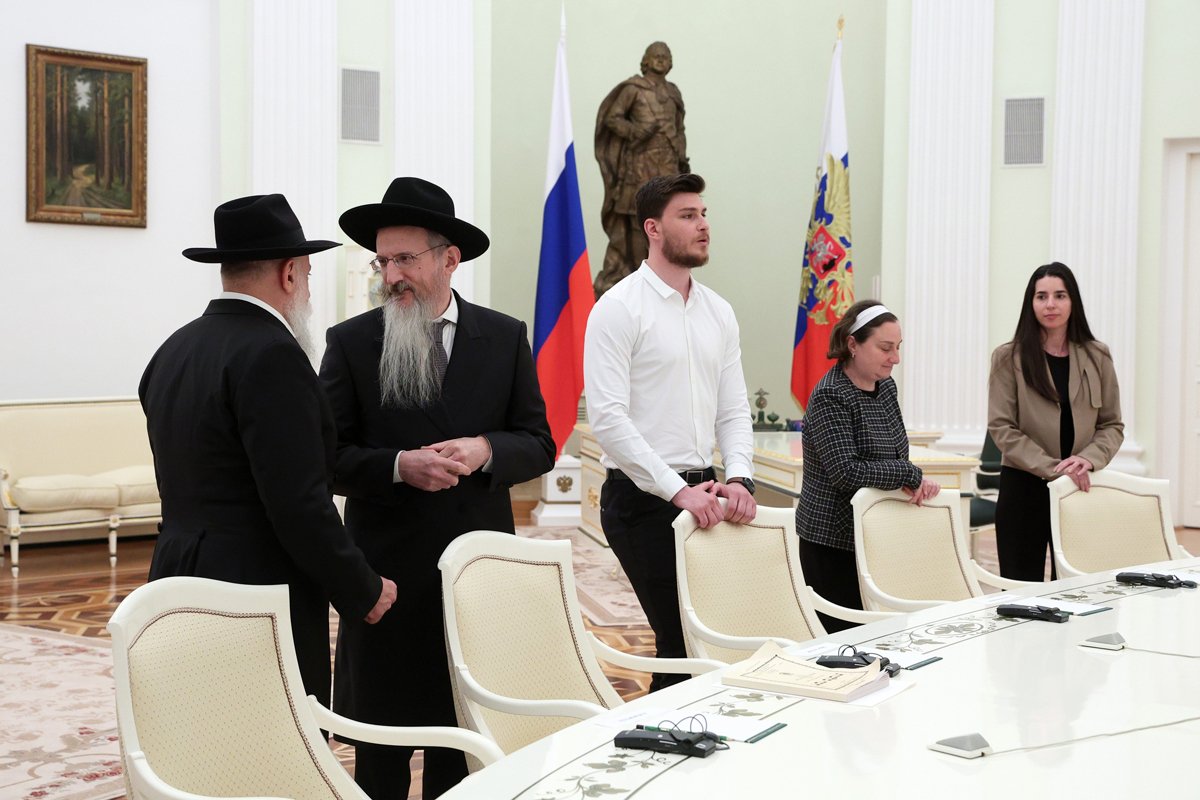 Президент ФЕОР Александр Борода, главный раввин России Берл Лазар, Александр Труфанов, его мать Елена и невеста Сапир Коэн ждут встречи с Путиным в Кремле в Москве, 16 апреля 2025 года. Фото: София Сандурская / Спутник / Kremlin / EPA