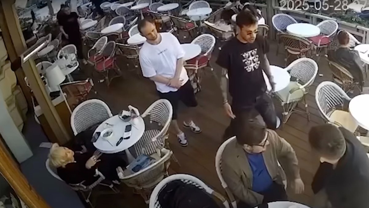 Скриншот видео драки Фёдора Смолова в московской «Кофемании»