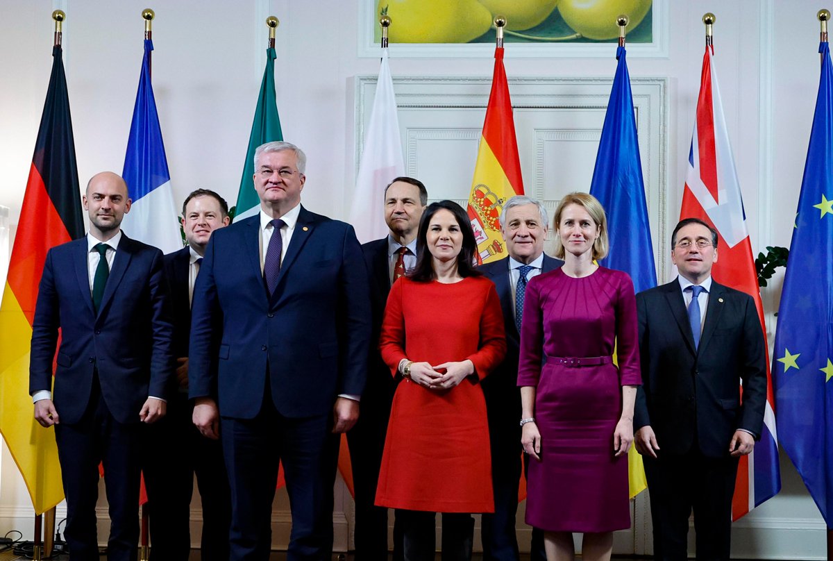 Жан-Ноэль Барро (Франция), Стивен Даути (Великобритания), Андрий Сибига (Украина), Радослав Сикорский (Польша), Анналена Бербок (Германия), Антонио Таяни (Италия), Кая Каллас (ЕС) и Хосе Мануэль Альбарес (Испания) во время встречи министров иностранных дел в Берлине, 12 декабря 2024 года. Фото: Fabio Frustaci / EPA-EFE