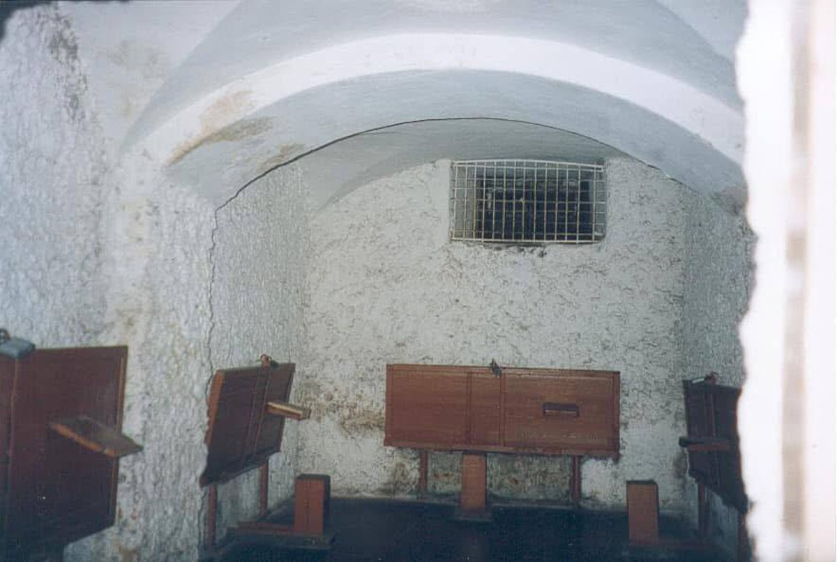 Камера ШИЗО в исправительной колонии №5 в Вышнем Волочке, 2000 год. Фото: @svetova_zoia /  Telegram