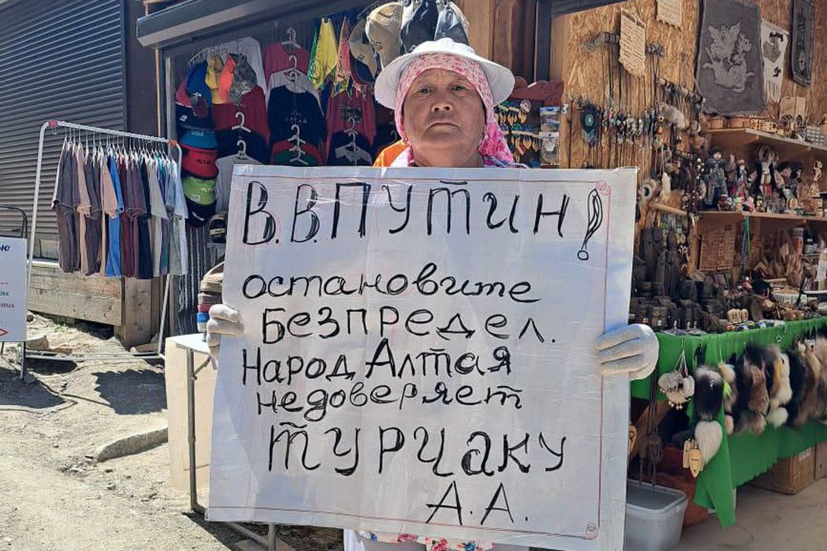 Одиночный пикет против Турчака. Фото: Аруна Арна /  Telegram