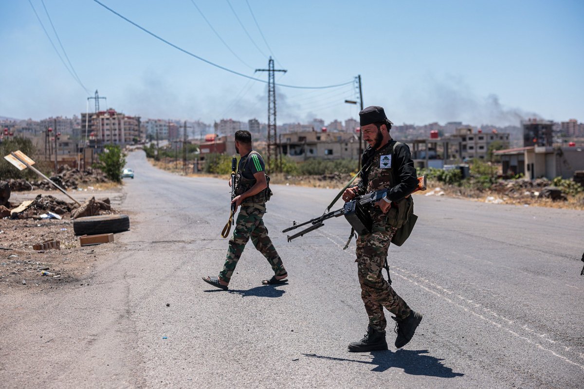 Сирийские силовики в южном городе Суэйда, 16 июля 2025 года. Фото: Mohammed Al Rifai / EPA