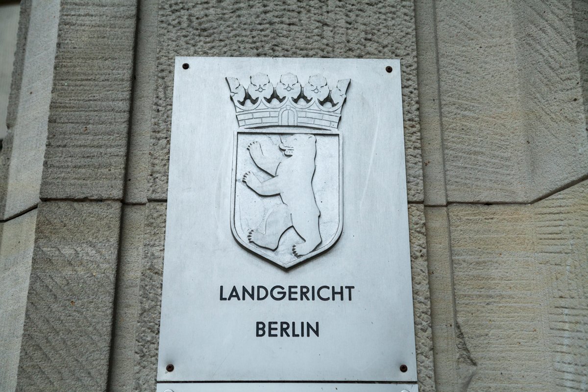 Табличка на здании Земельного суда Берлина. Фото: SP / ddp / Vida Press