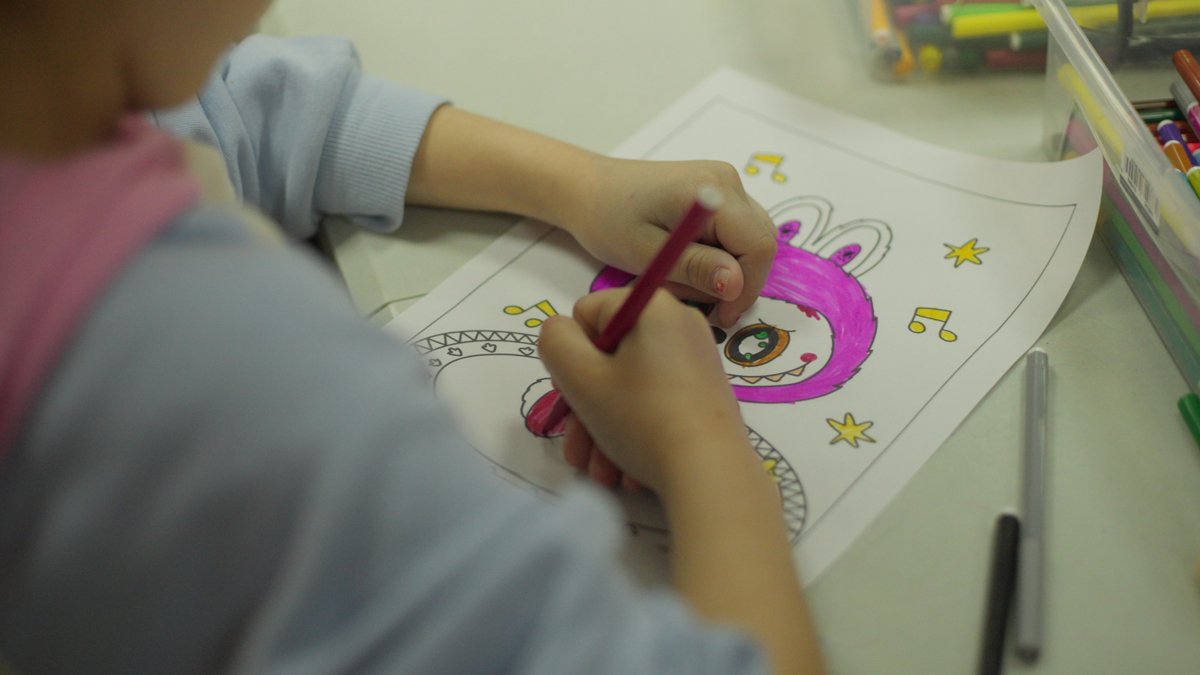 Образовательное пространство «Змістовно», где в укрытиях дети занимаются творчеством и обучением. Фото:  hromadske