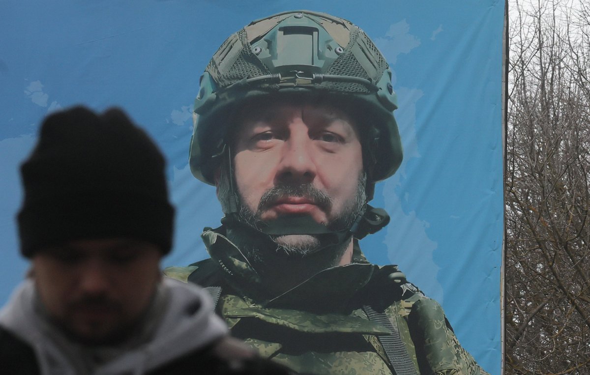 Билборд в поддержку российских вооружённых сил, Москва, 13 марта 2025 года. Фото: Максим Шипенков / EPA. (edited)