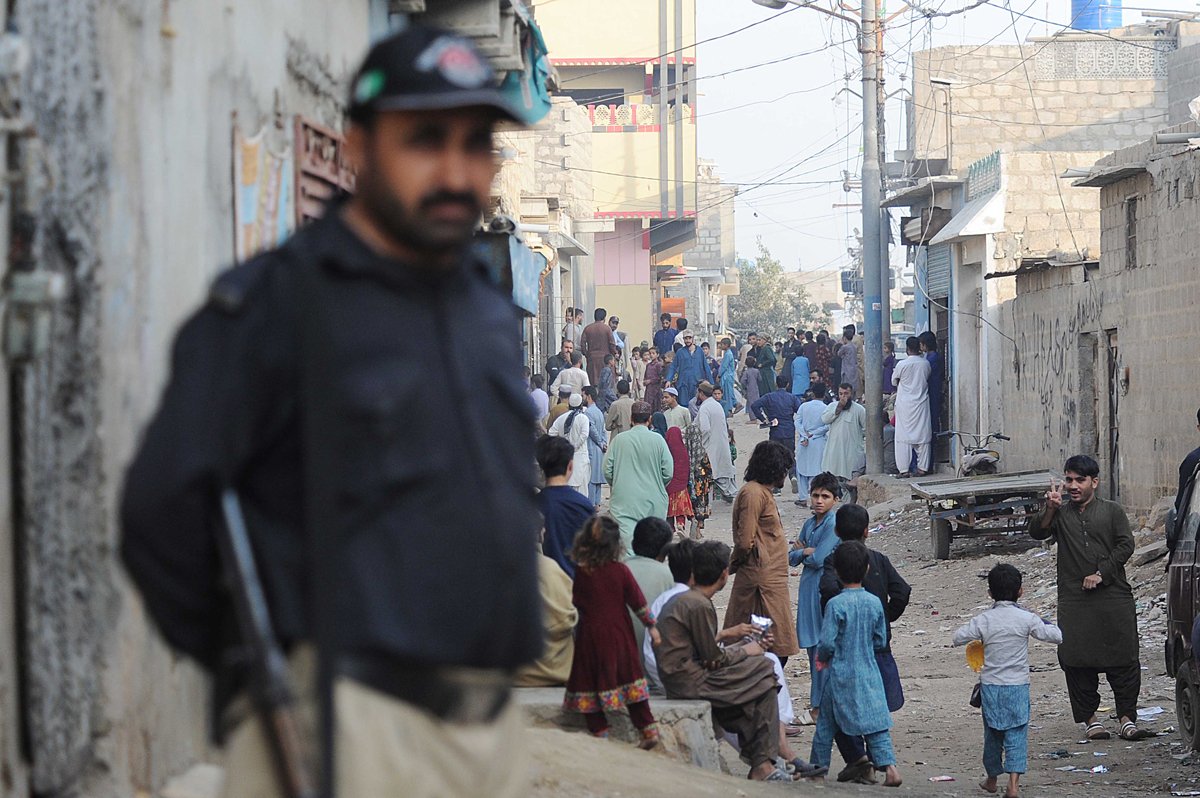 Пакистанский полицейский во время рейда по выявлению незарегистрированных мигрантов в Карачи, Пакистан, 17 ноября 2023 года. Фото: Shahzaib Akber / EPA