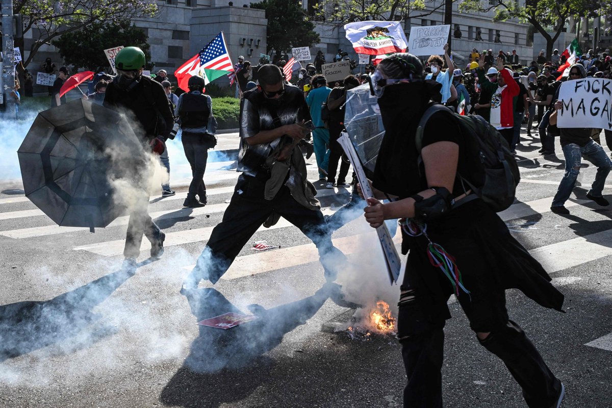 Протестующие во время столкновений с полицией в Лос-Анджелесе, 14 июня 2025 года. Фото: Ronaldo Schemidt / AFP / Scanpix / LETA