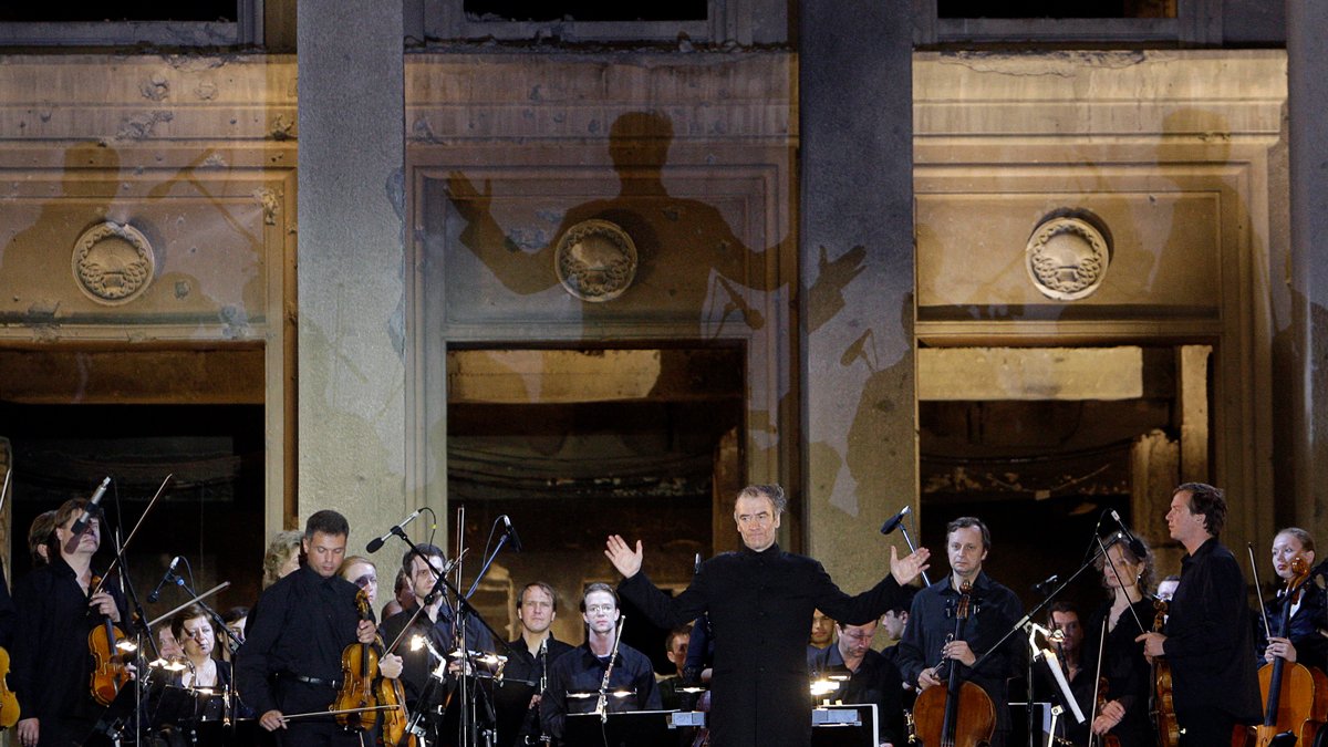 Валерий Гергиев (в центре) приветствует зрителей после концерта у здания парламента, повреждённого в ходе боев в Цхинвали, Грузия, 21 августа 2008 года. Фото: Денис Синяков / Reuters / Scanpix / LETA