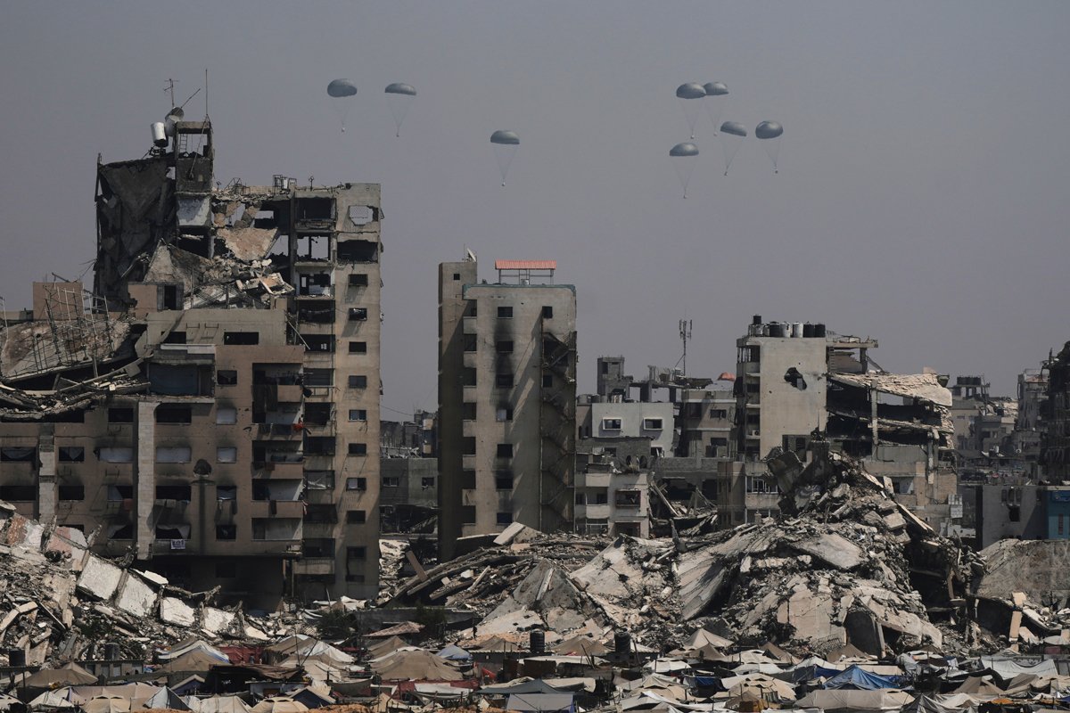 Гумманитарная помощь сбрасывается на парашютах над сектором Газа, 28 июня 2025 года. Фото: Jehad Alshrafi / AP Photo / Scanpix / LETA