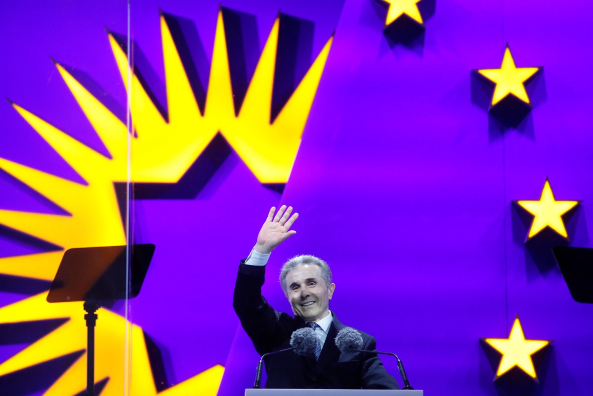 Бидзина Иванишвили выступает на предвыборном митинге «Грузинской мечты» в Тбилиси, 23 октября 2024 года. Фото: David Mdzinarishvili / EPA