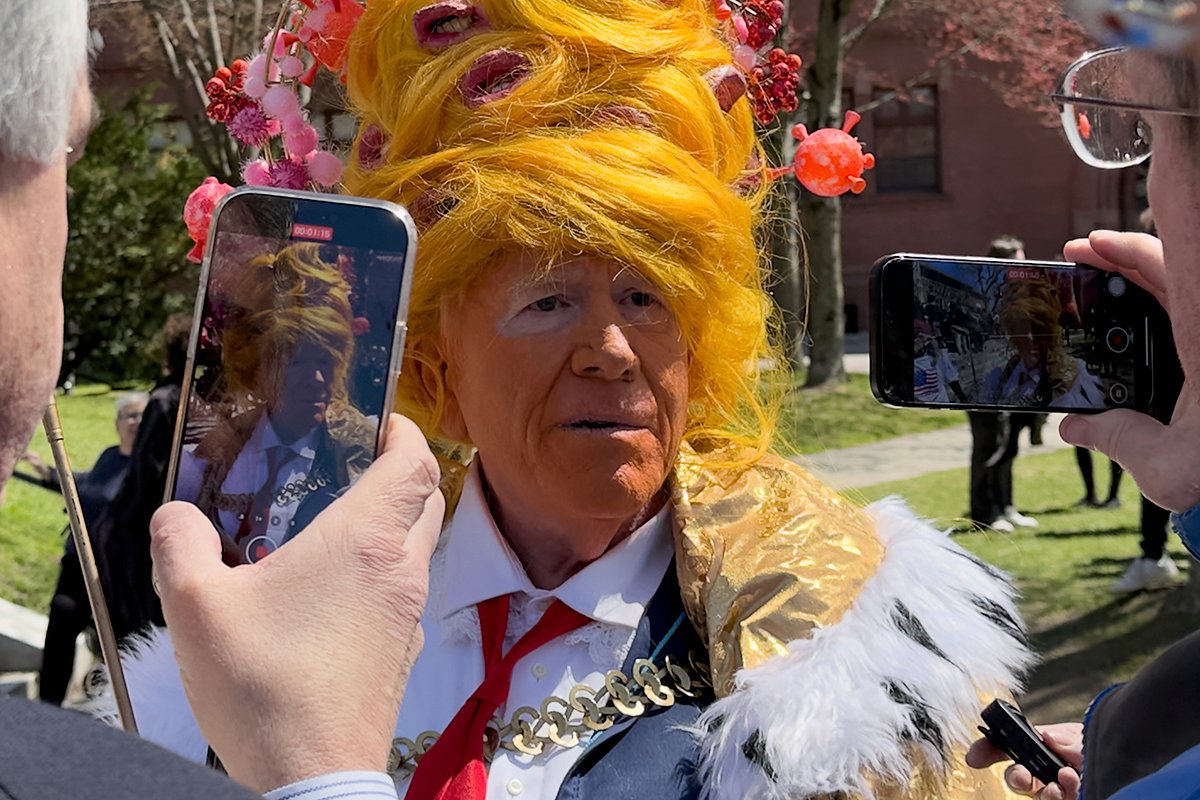 Студенты, преподаватели и члены сообщества Гарвардского университета собрались на митинг, 17 апреля 2025 года, в Кембридже, штат Массачусетс. Фото: AP / Scanpix / LETA