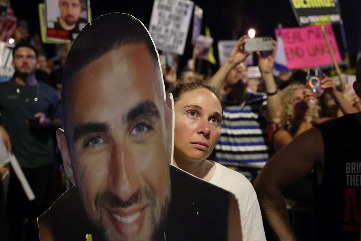 Митингующие за освобождения заложников, удерживаемых ХАМАС в Газе. У здания посольства США в Тель-Авиве, Израиль, 19 июля 2025 года. Фото: Abir Sultan / EPA