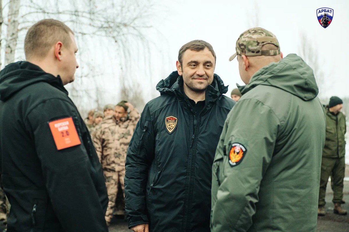 Армен Саркисян и бывший губернатор Курской области Алексей Смирнов, ноябрь 2024 года. Фото: «АрБат» /  Telegram