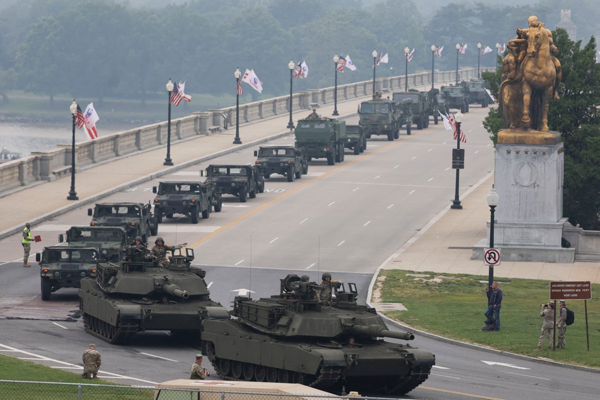 Военные пересекают Мемориальный мост во время парада в честь 250-летия Армии США, Вашингтон, округ Колумбия, 14 июня 2025 года. Фото: Allison Dinner / EPA