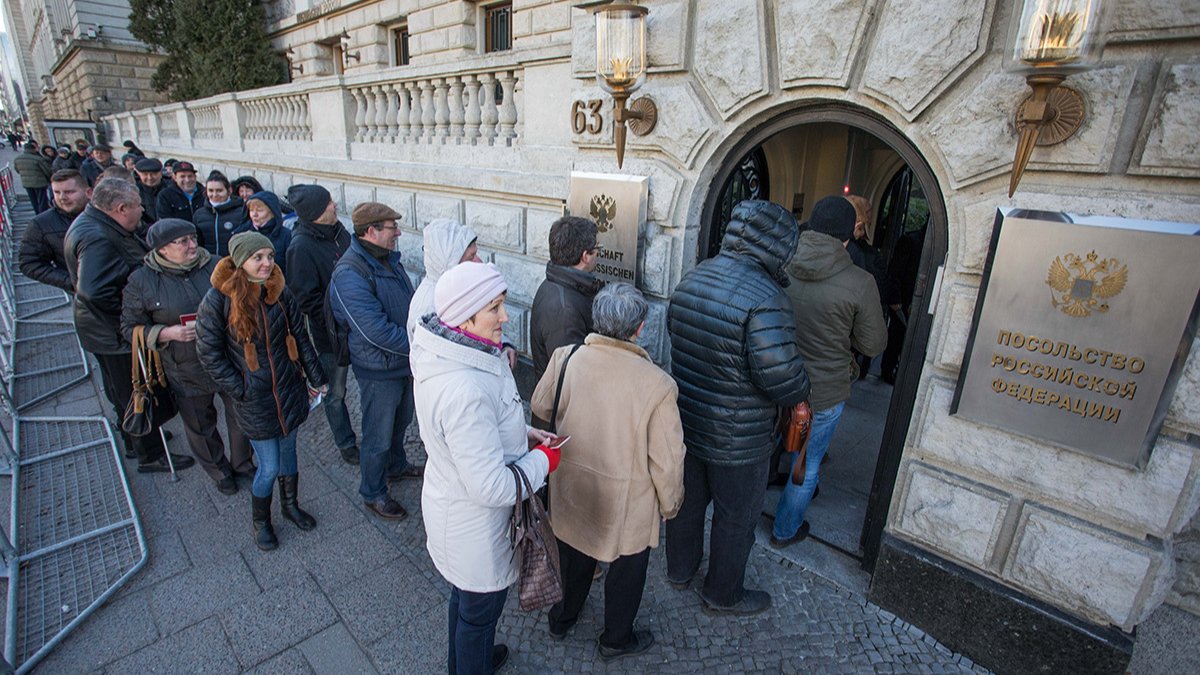 Консульства РФ в «недружественных» странах могут не открыть участки для голосования на президентских выборах