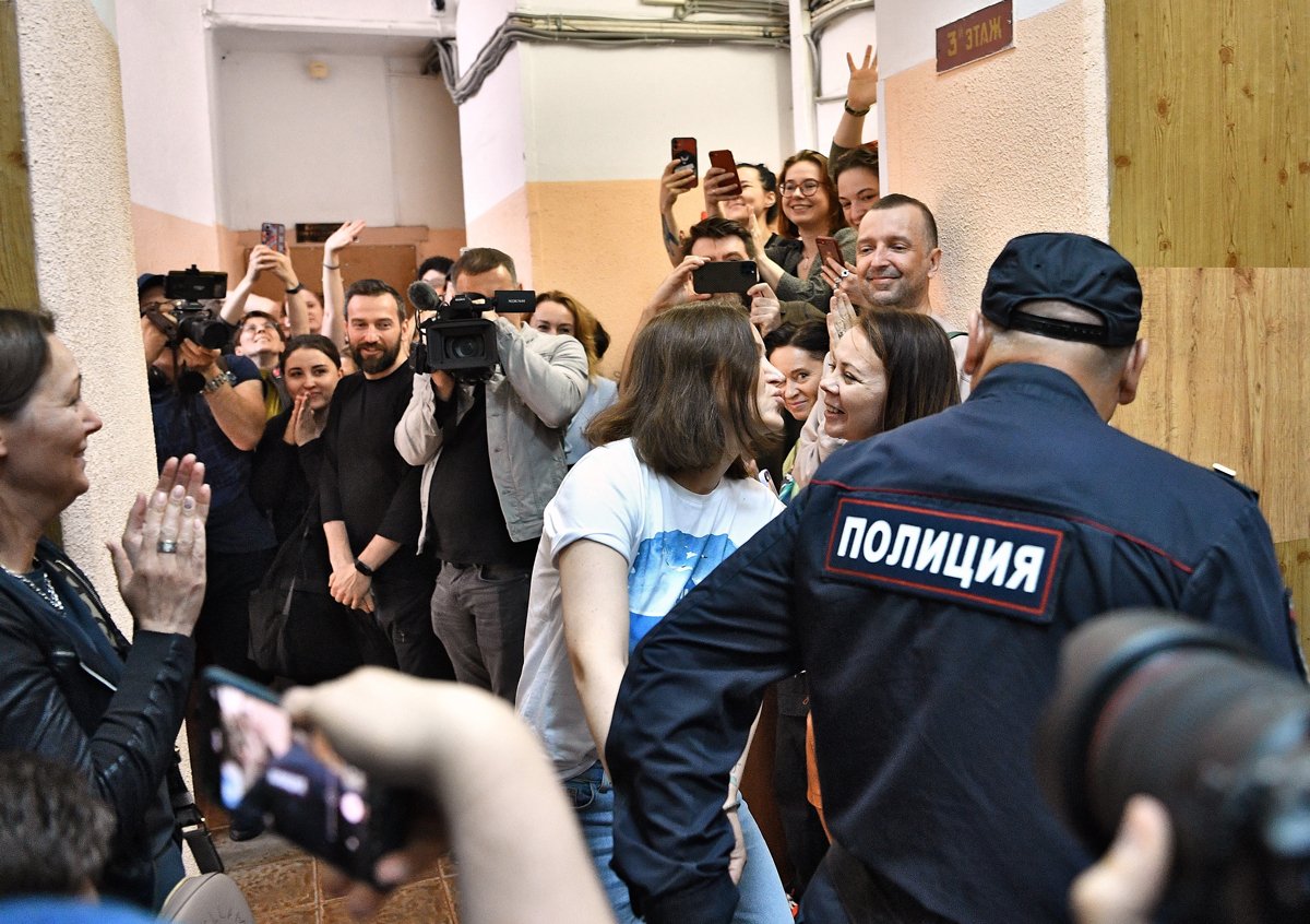 Светлана Петрийчук перед началом заседания в сопровождении полицейских, Москва, 30 июня 2023 года. Фото: Игорь Иванько / Коммерсантъ / Sipa USA / Vida Press