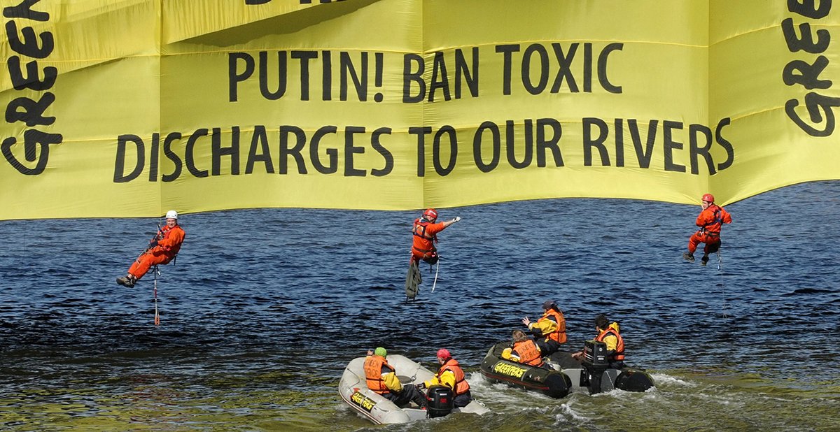 Баннер с надписью "Путин запрети сброс токсичных веществ в наши реки" установлен активистами Гринпис на мосту через Москву-реку перед Кремлем во время акции Гринпис в Москве, Россия, 20 мая 2010 года. Фото: Сергей Ильницкий / EPA