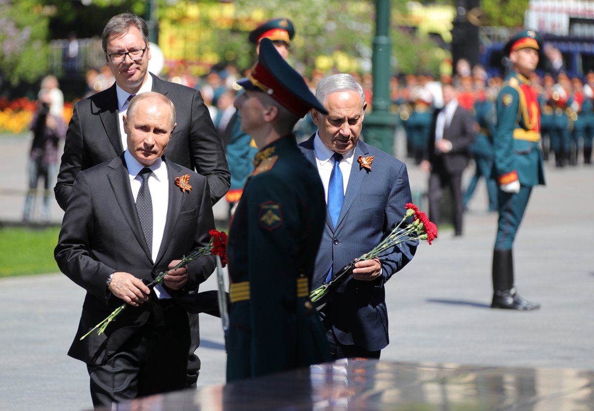 Владимир Путин и премьер-министр Израиля Биньямин Нетаньяху посещают Аллею городов-героев после церемонии возложения цветов к Могиле Неизвестного Солдата в Москве, 9 мая 2018 года. Фото: Михаил Климентьев / Спутник / Kremlin / EPA