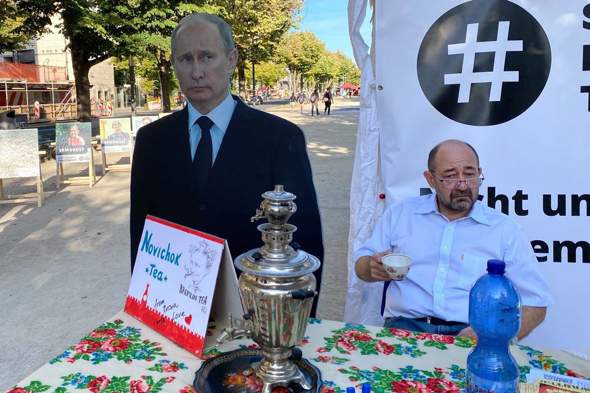 Дмитрий Баграш и картонная фигура Путина, 2020 год. Фото: Дмитрий Баграш /  Facebook