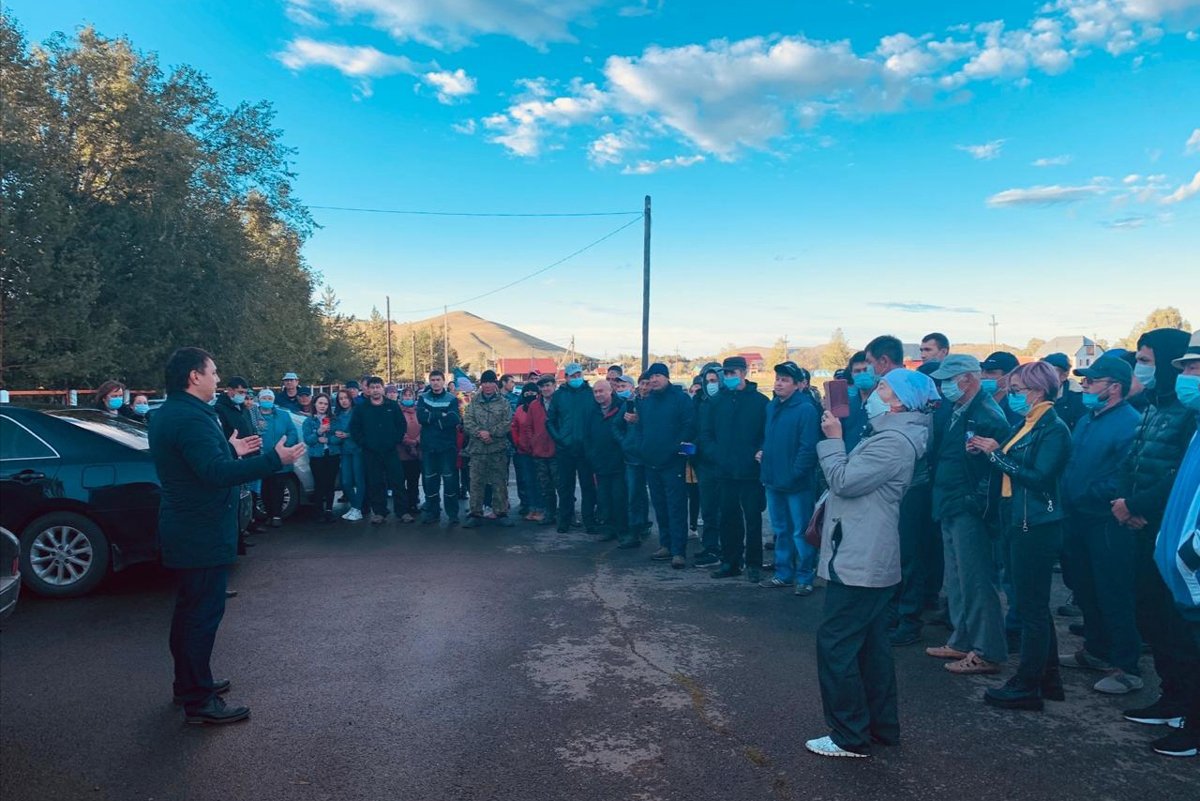 Ильдар Нафиков на встрече с жителями Салаватово по вопросу работы РМК, 2020 год. Фото:  VK