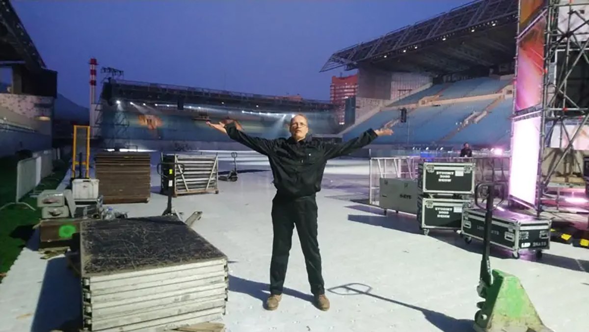 Андрей Верьянов на монтаже сцены в Москве. Фото: Facebook / личная страница Андрея Верьянова