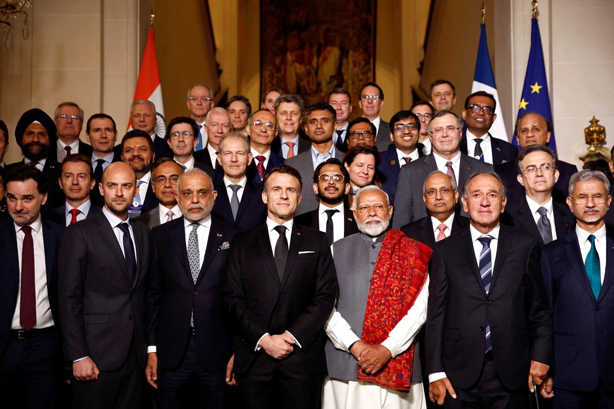 Президент Франции Эммануэль Макрон вместе с участниками саммита позируют для группового фото, Париж, Франция, 11 февраля 2025 года. Фото: Abdul Saboor / EPA