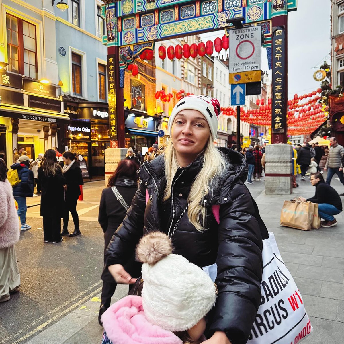 Анжелика Мельникова с дочерью в Лондоне. Фото: страница Мельниковой в Facebook