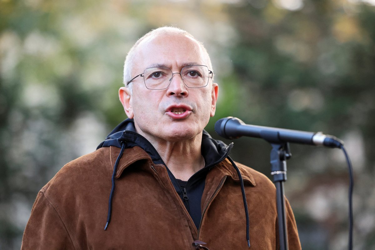 Михаил Ходорковский выступает на акции у посольства России в Лондоне, 17 ноября 2024 года. Фото: Hollie Adams / Reuters / Scanpix / LETA