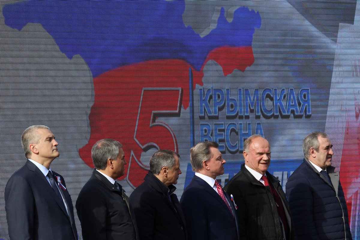 Сергей Аксёнов (слева), спикер Госдумы Вячеслав Володин (второй слева), лидер КПРФ Геннадий Зюганов (второй справа) и заместитель председателя Госдумы Сергей Неверов (справа) принимают участие в праздновании пятой годовщины аннексии Крыма, Симферополь, Украина, 15 марта 2019 года. Фото: Алексей Павлишак / Reuters / Scanpix / LETA