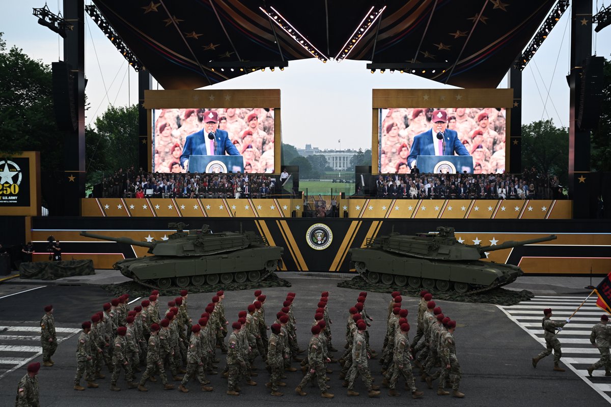 Военнослужащие проходят мимо трибуны во время парада в честь 250-летия Армии США, Вашингтон, округ Колумбия, 14 июня 2025 года. Фото: Kenny Holston / EPA