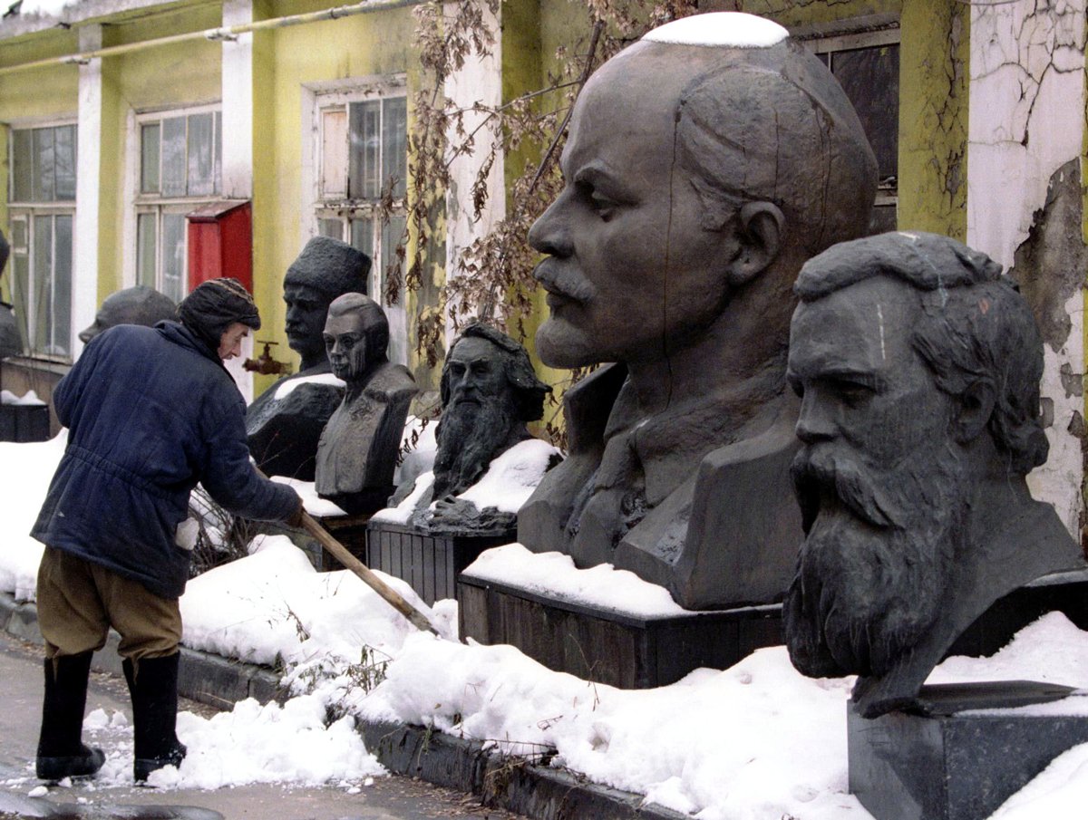 Бронзовые бюсты Владимира Ленина и Карла Маркса лежат забытыми во дворе литейного завода в Мытищах, Московская область, 20 января 1997 года. Фото: Виктор Коротаев / Reuters / Scanpix / LETA