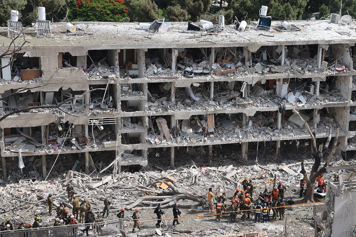 Работа израильской аварийно-спасательной бригады на месте иранского ракетного удара по комплексу жилых зданий в Тель-Авиве, Израиль, 22 июня 2025 года. Фото: Abir Sultan / EPA-EFE